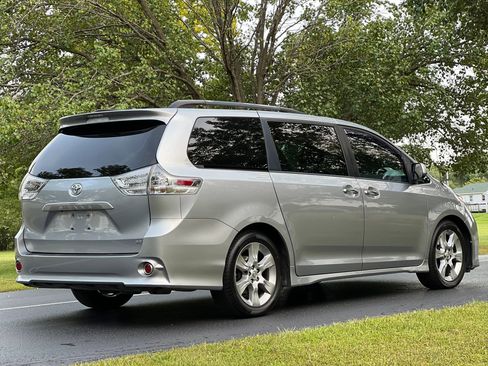 Used 2013 Toyota Sienna SE image 6