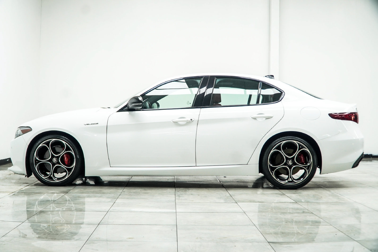 Used 2023 Alfa Romeo Giulia Veloce RWD image 11
