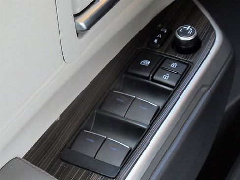 Used 2021 Toyota Sienna Limited image 32