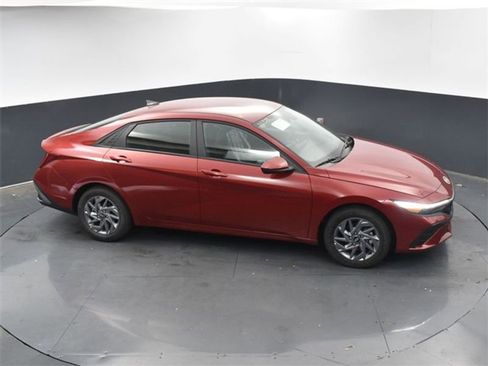 Used 2025 Hyundai Elantra Blue image 28