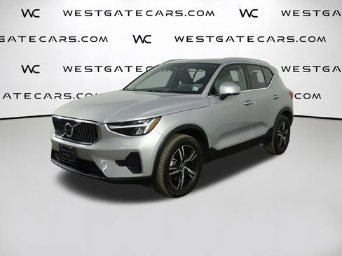 Used 2025 Volvo XC40 B5 Core image 1
