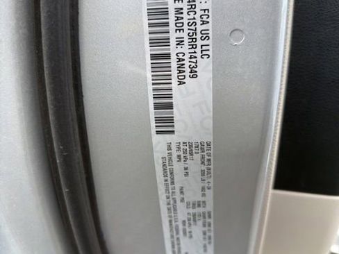 Used 2024 Chrysler Pacifica Select image 29