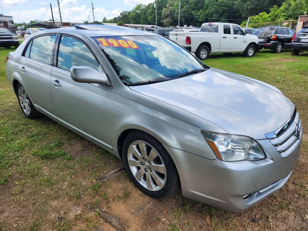 Used 2005 Toyota Avalon XLS FWD image 1
