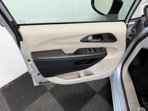 Used 2024 Chrysler Pacifica Touring-L FWD image 14