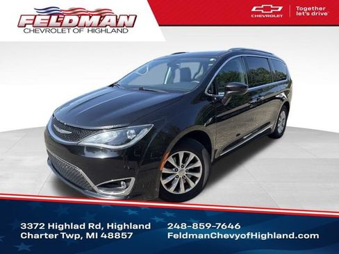 Used 2018 Chrysler Pacifica Touring-L w/ Premium Audio Group FWD image 1