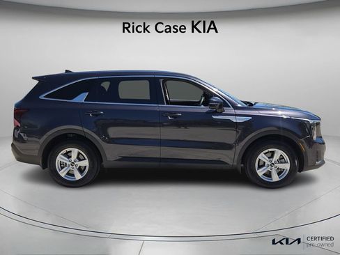 Certified 2025 Kia Sorento LX image 4