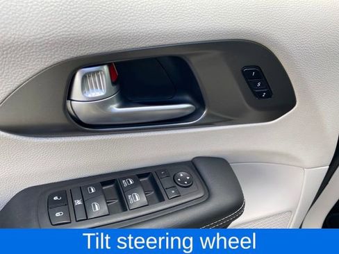 Used 2024 Chrysler Pacifica Touring-L image 18