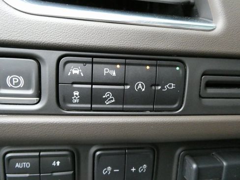 Used 2021 Chevrolet Suburban Z71 w/ Z71 Signature Package image 30