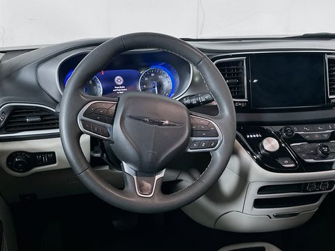 Used 2024 Chrysler Pacifica Touring-L image 18