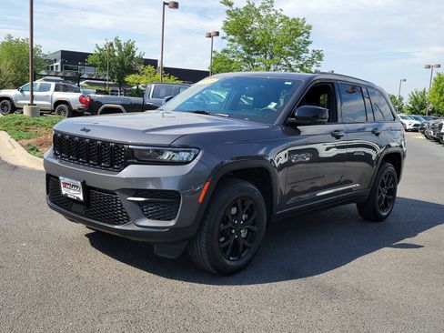 Used 2025 Jeep Grand Cherokee Altitude AWD/4WD image 4