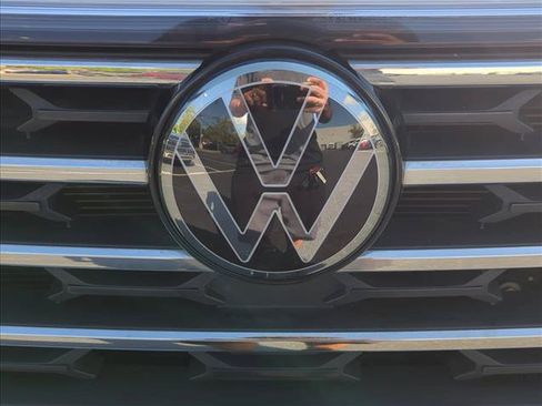 Used 2024 Volkswagen Atlas SE w/ Panoramic Sunroof Package FWD image 3