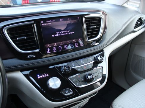 Used 2020 Chrysler Pacifica Limited image 7