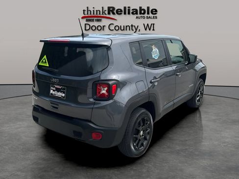 Used 2023 Jeep Renegade Latitude AWD/4WD image 5