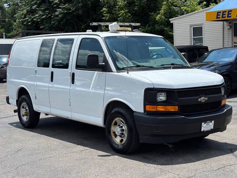 Used 2017 Chevrolet Express 2500 RWD image 2