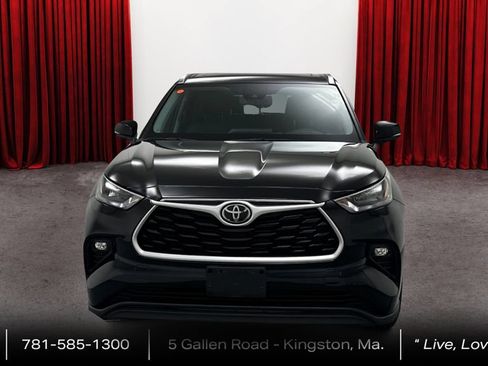 Used 2020 Toyota Highlander XLE AWD/4WD image 2