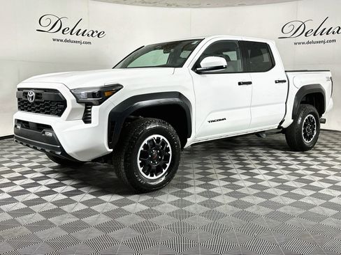 Used 2025 Toyota Tacoma TRD Off-Road AWD/4WD image 3