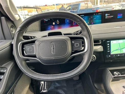 Used 2025 Lincoln Navigator Reserve image 11