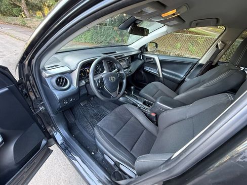 Used 2018 Toyota RAV4 LE image 9