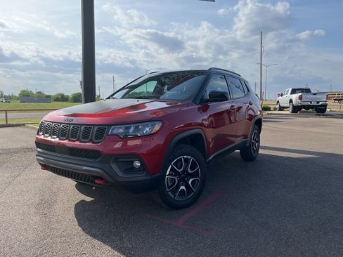 Used 2025 Jeep Compass Trailhawk AWD/4WD image 2