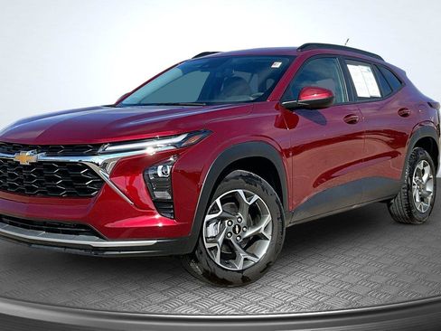 Used 2025 Chevrolet Trax LT FWD image 1