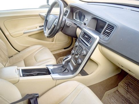 Used 2015 Volvo V60 T5 Premier image 5