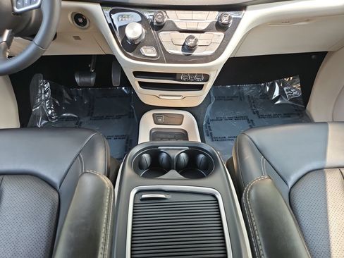 Used 2023 Chrysler Pacifica Touring-L FWD image 31