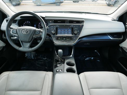 Used 2017 Toyota Avalon Limited w/ Four Season Package FWD image 10