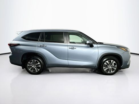 Used 2024 Toyota Highlander XLE AWD/4WD image 10