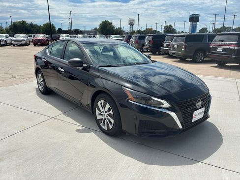 Used 2024 Nissan Altima 2.5 S FWD image 8