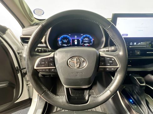 Used 2023 Toyota Highlander FWD image 11