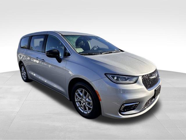 Used 2026 Chrysler Pacifica Select FWD image 10