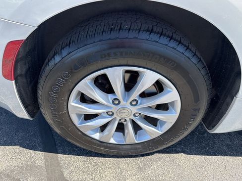 Used 2017 Chrysler Pacifica Touring-L FWD image 25