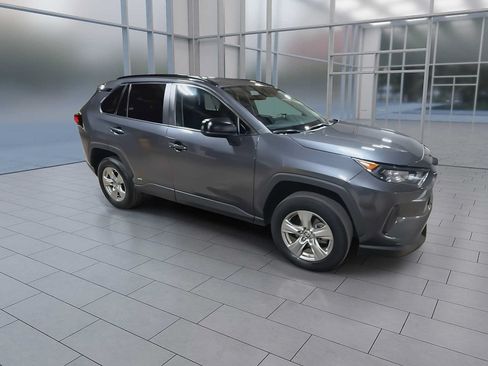 Used 2022 Toyota RAV4 LE AWD/4WD image 2