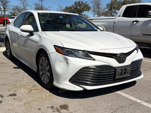 Used 2018 Toyota Camry LE image 3