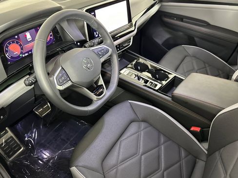 Used 2024 Volkswagen Atlas Peak Edition SE image 9