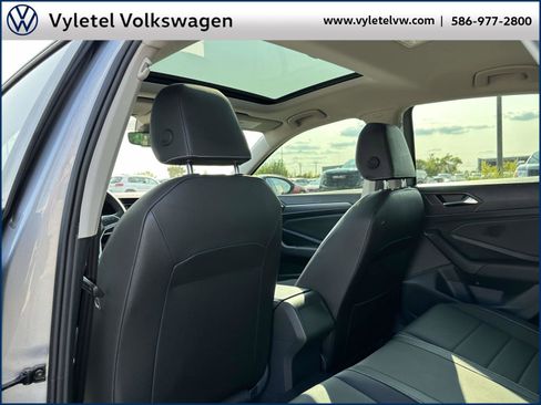 Certified 2024 Volkswagen Jetta SE w/ Panoramic Sunroof Package image 14