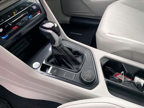 Used 2022 Volkswagen Tiguan SE image 19