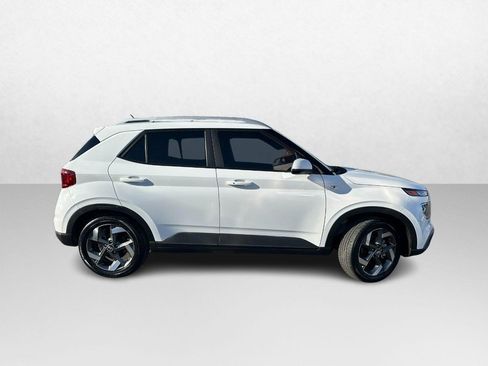 Used 2024 Hyundai Venue SEL image 2