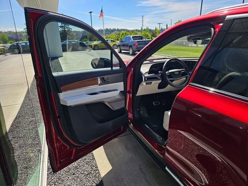 New 2026 Cadillac Vistiq Luxury AWD/4WD image 22