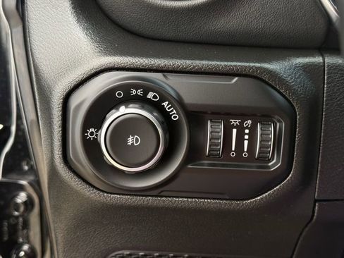 Used 2021 Jeep Wrangler Unlimited Sahara image 25