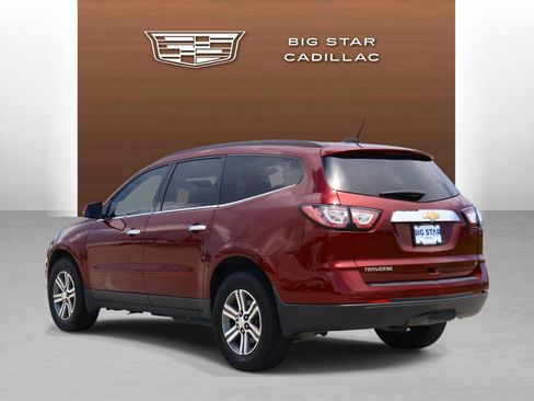 Used 2017 Chevrolet Traverse LT w/ Traveler's Package FWD image 3