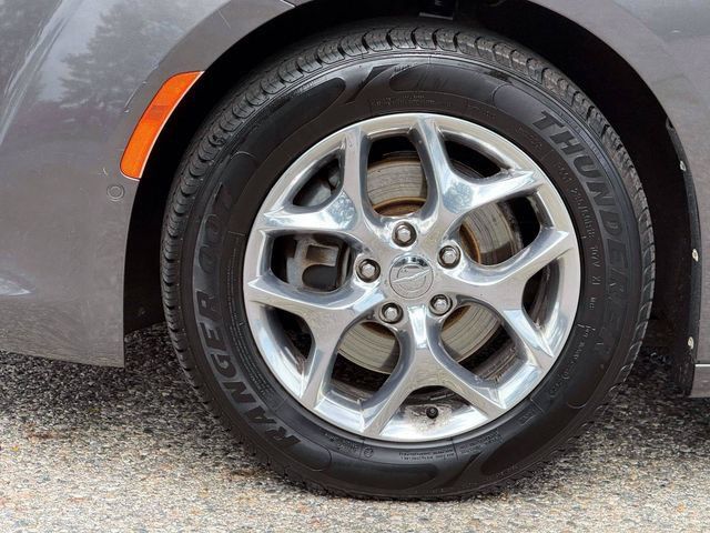 Used 2017 Chrysler Pacifica Limited w/ UConnect Theater Package FWD image 8