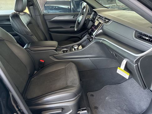 New 2025 Jeep Grand Cherokee L Altitude image 17