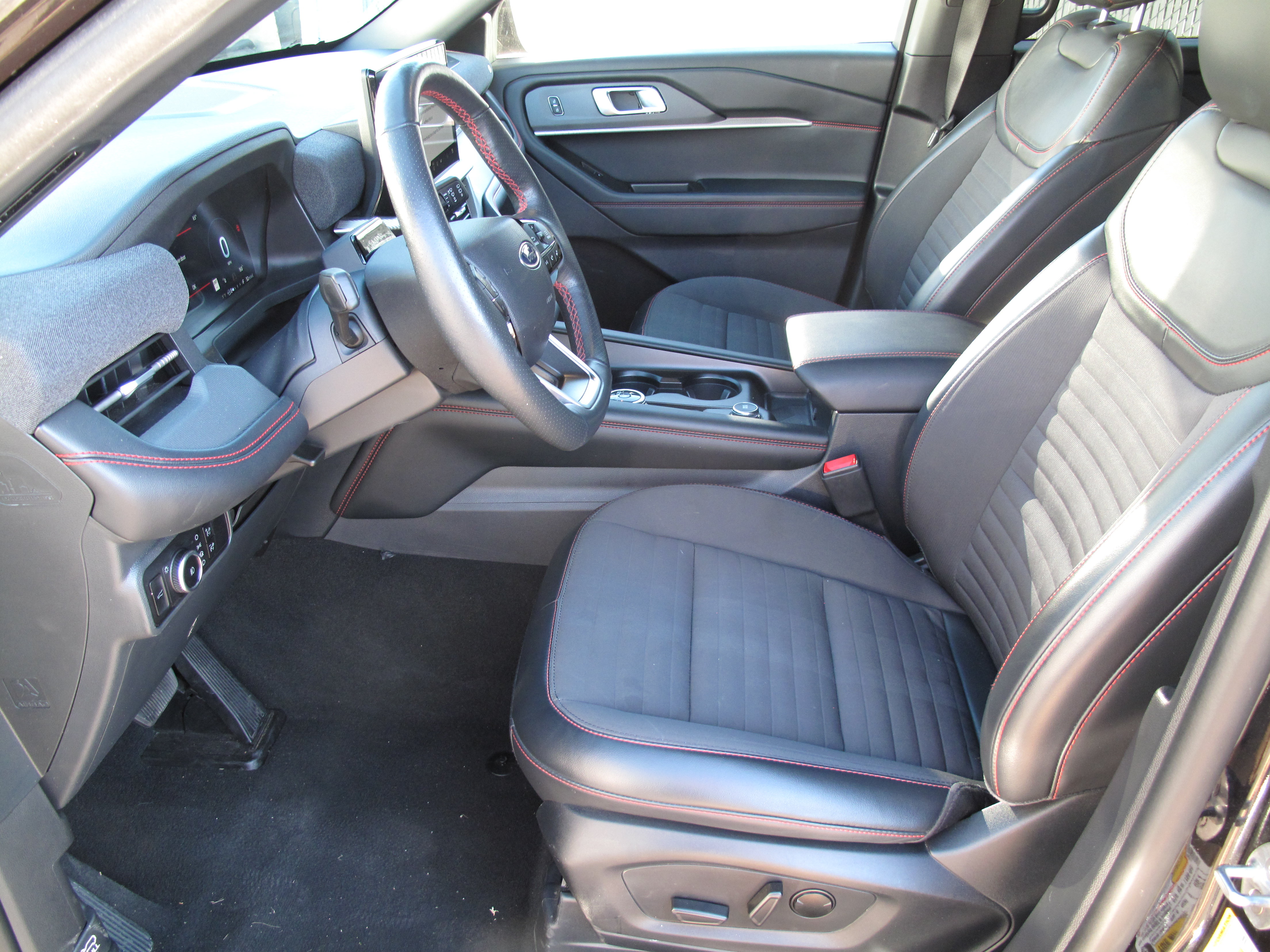 Used 2025 Ford Explorer ST-Line AWD/4WD image 4