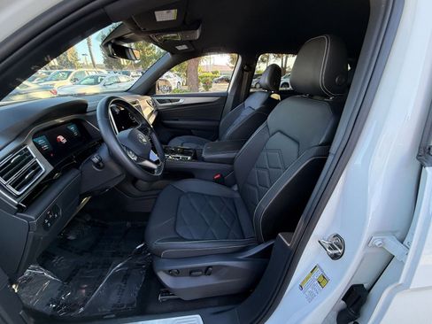 Used 2025 Volkswagen Atlas Cross Sport SE image 23