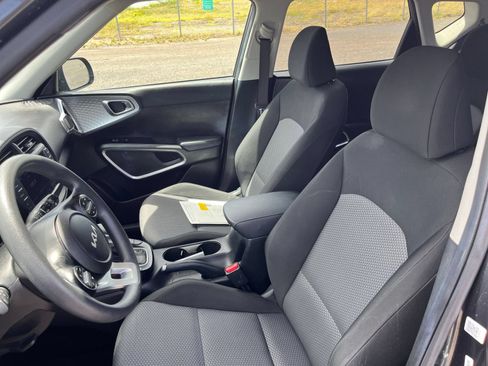 Used 2025 Kia Soul LX w/ LX Technology Package FWD image 31