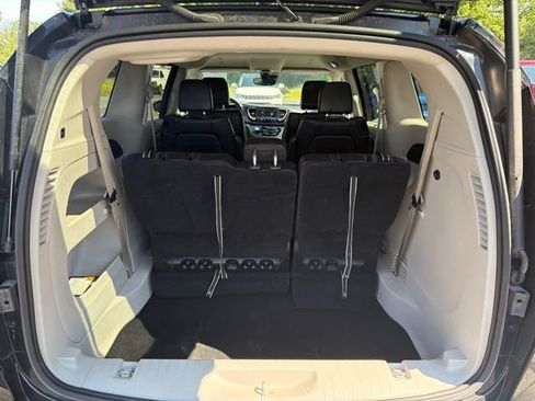 Used 2023 Chrysler Pacifica Touring-L FWD image 13