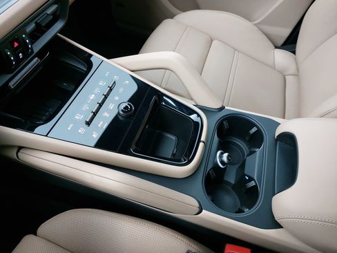 Used 2025 Porsche Cayenne image 27