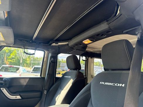 Used 2018 Jeep Wrangler Unlimited Rubicon w/ Connectivity Group AWD/4WD image 16