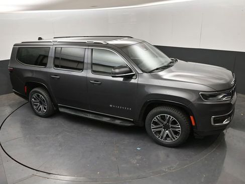 Used 2024 Jeep Wagoneer L Series II RWD image 17